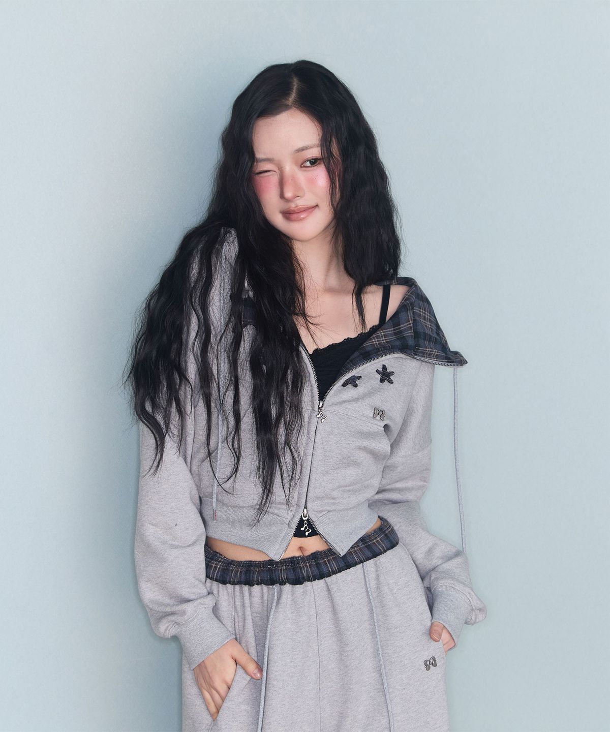 미레코(MIRECO) FLOWER EMBOSSED SLEEVELESS BLACK