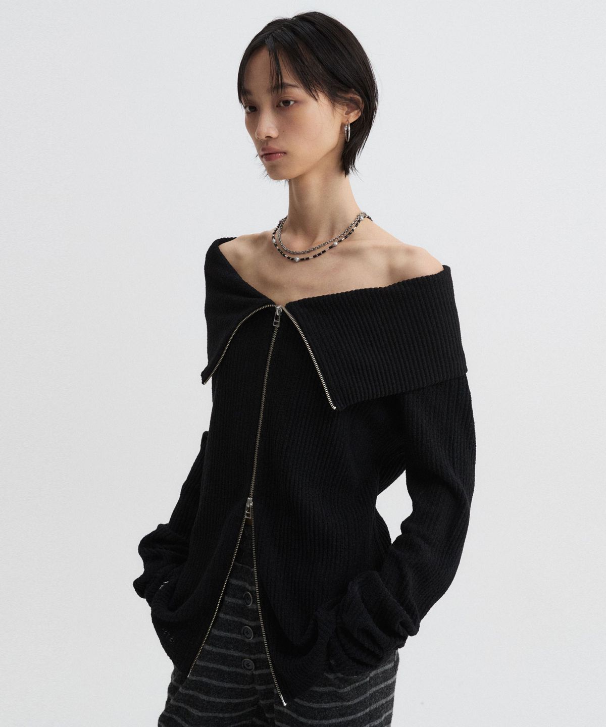 디앤에스알 우먼(DNSR WOMEN) 오프숄더 니트 집업 블랙