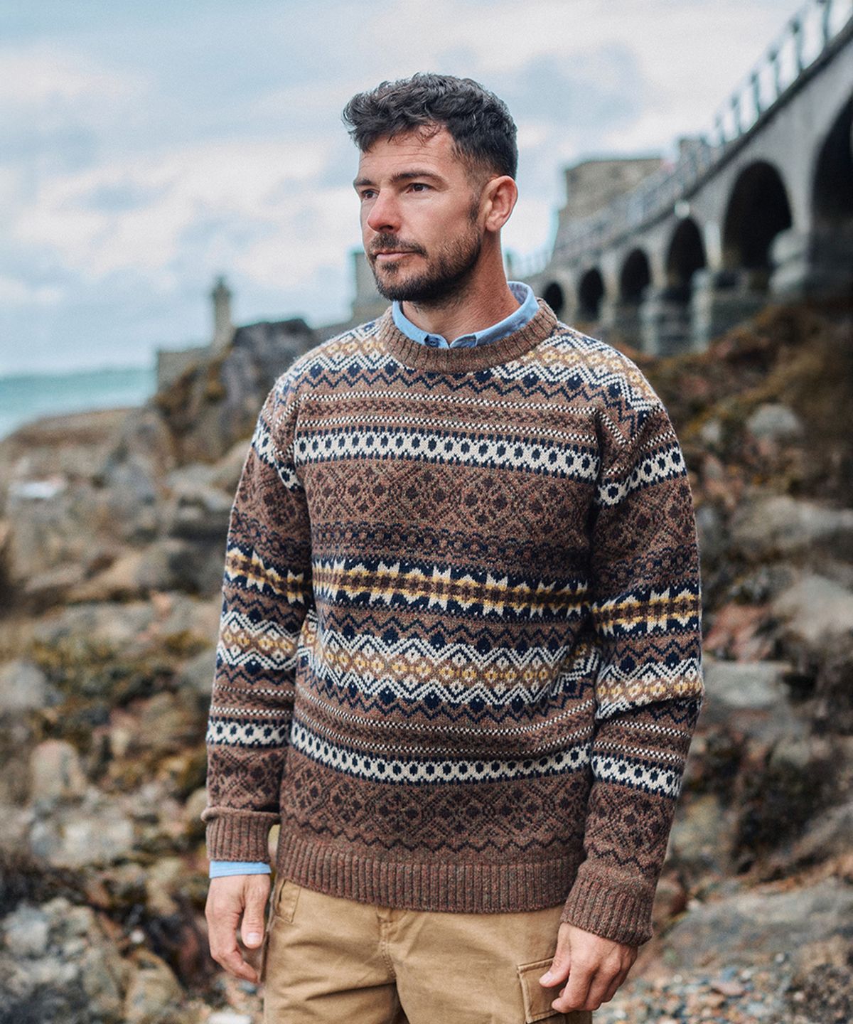 건지 울른스(Guernsey Woollens) 포트도일 페어아일 크루넥 스웨터 - 브라운