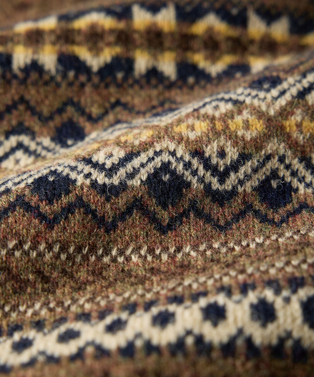 건지 울른스(Guernsey Woollens) 포트도일 페어아일 크루넥 스웨터 - 브라운