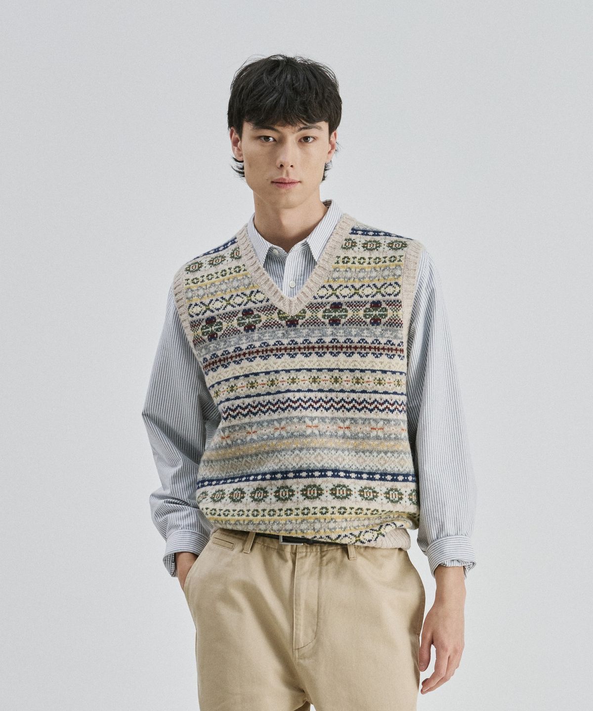 건지 울른스(Guernsey Woollens) 세인트피터 페어아일 브이넥 베스트 - 베이지