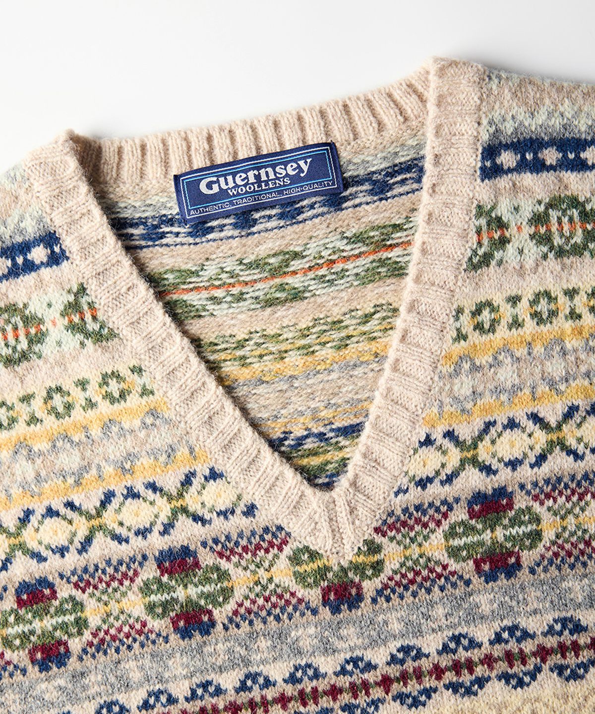 건지 울른스(Guernsey Woollens) 세인트피터 페어아일 브이넥 베스트 - 베이지