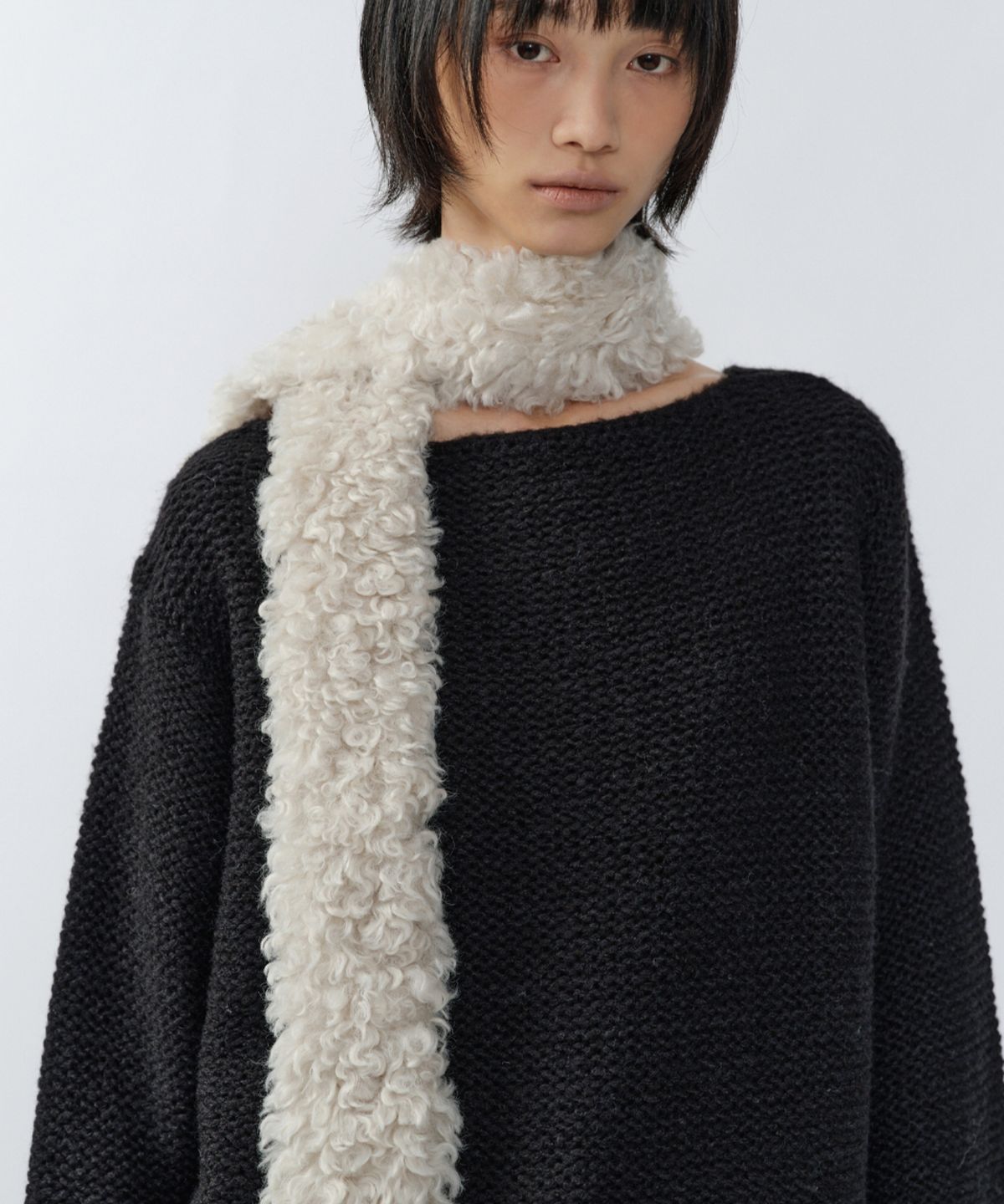 이어닝(YEARNING) FRONTBACK LOOSE NECK KNIT, BLACK