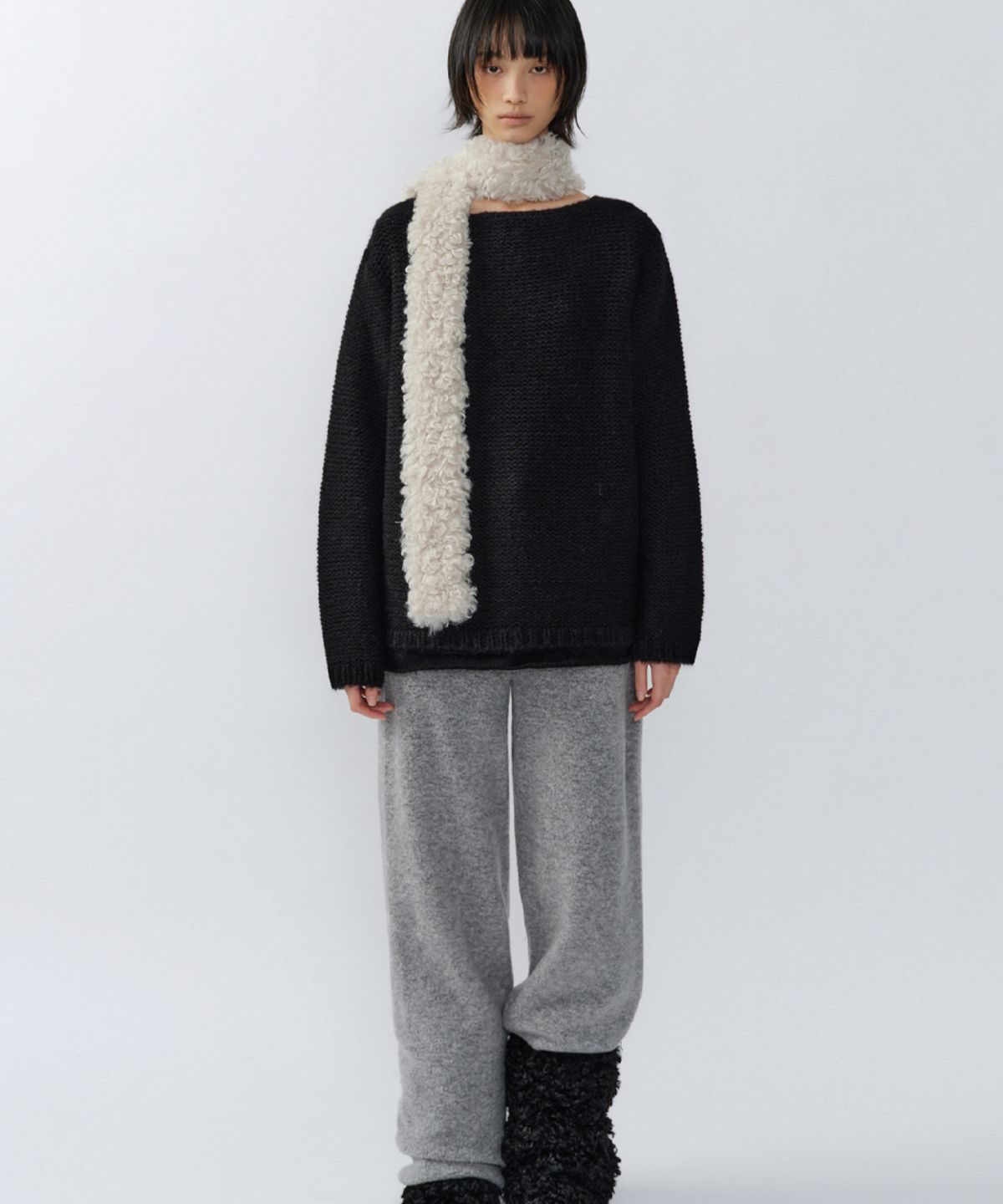 이어닝(YEARNING) FRONTBACK LOOSE NECK KNIT, BLACK