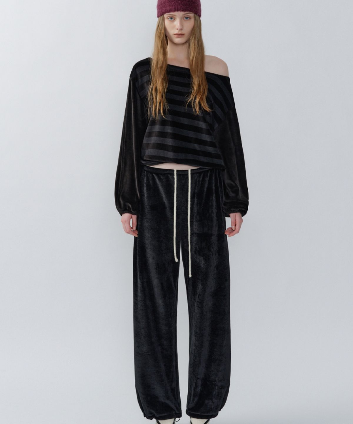 이어닝(YEARNING) COMFY VELVET EASY PANTS, BLACK