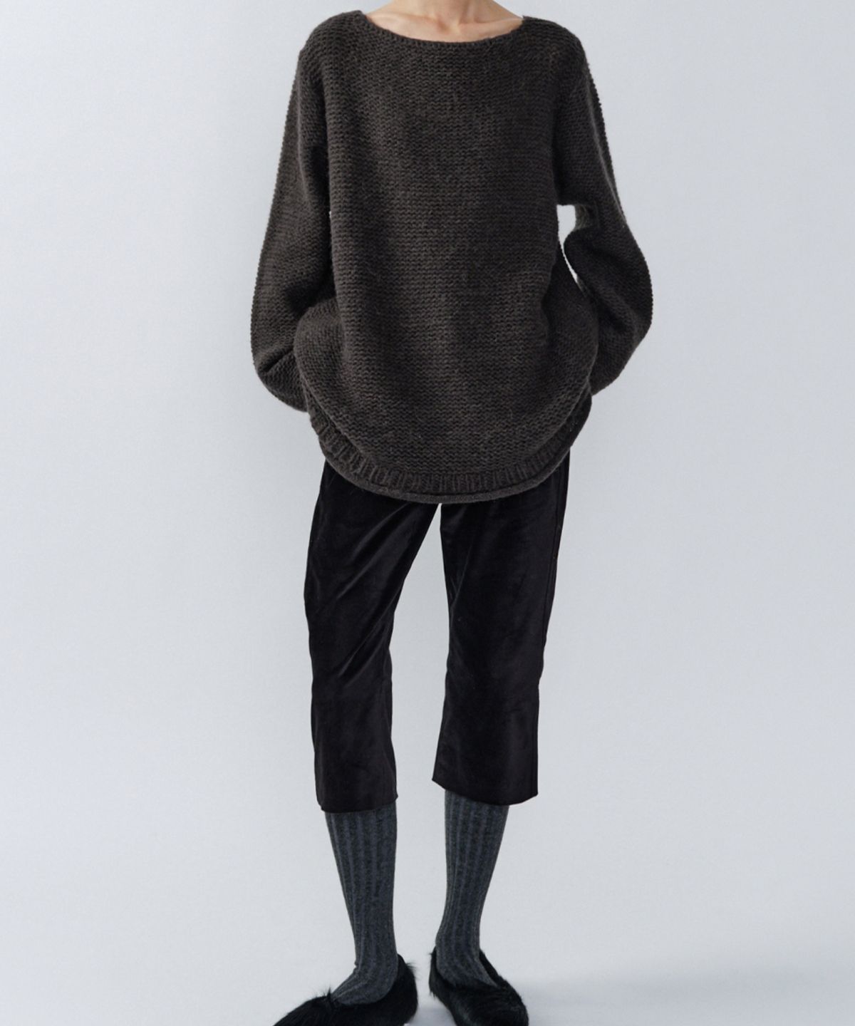이어닝(YEARNING) REALAX VELVET CAPRI PANTS, BLACK