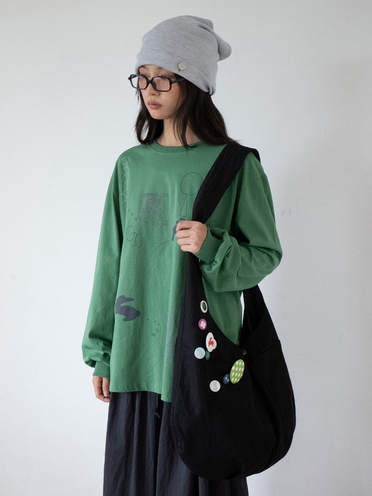 온스카(ONSKA) REVERSIBLE POCKET BAG (BLACK & CHARCOAL)