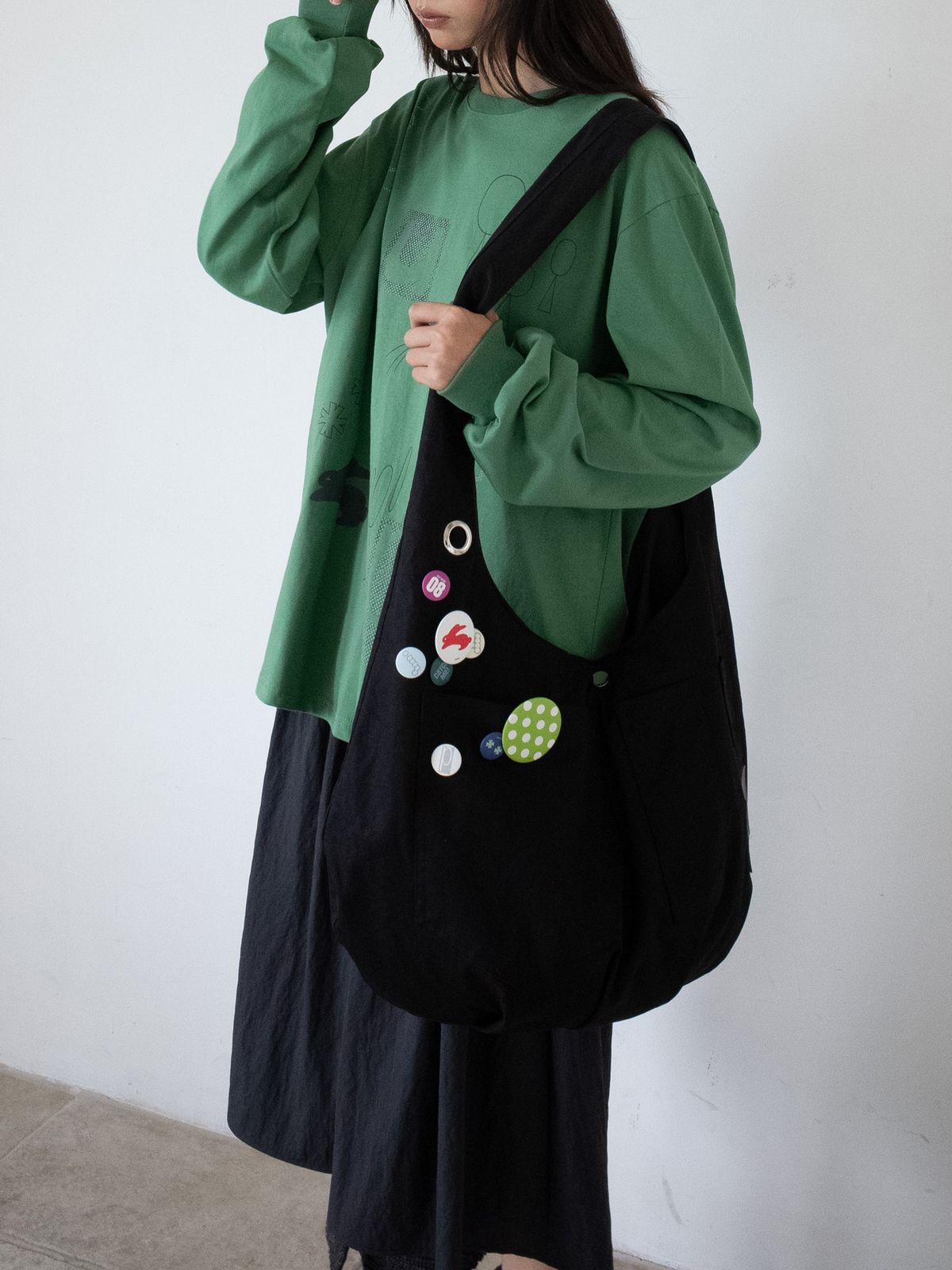 온스카(ONSKA) REVERSIBLE POCKET BAG (BLACK & CHARCOAL)