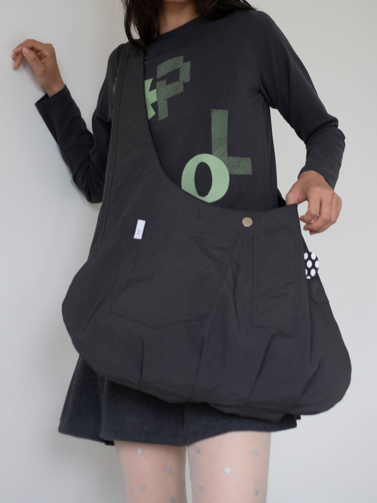 온스카(ONSKA) REVERSIBLE POCKET BAG (BLACK & CHARCOAL)