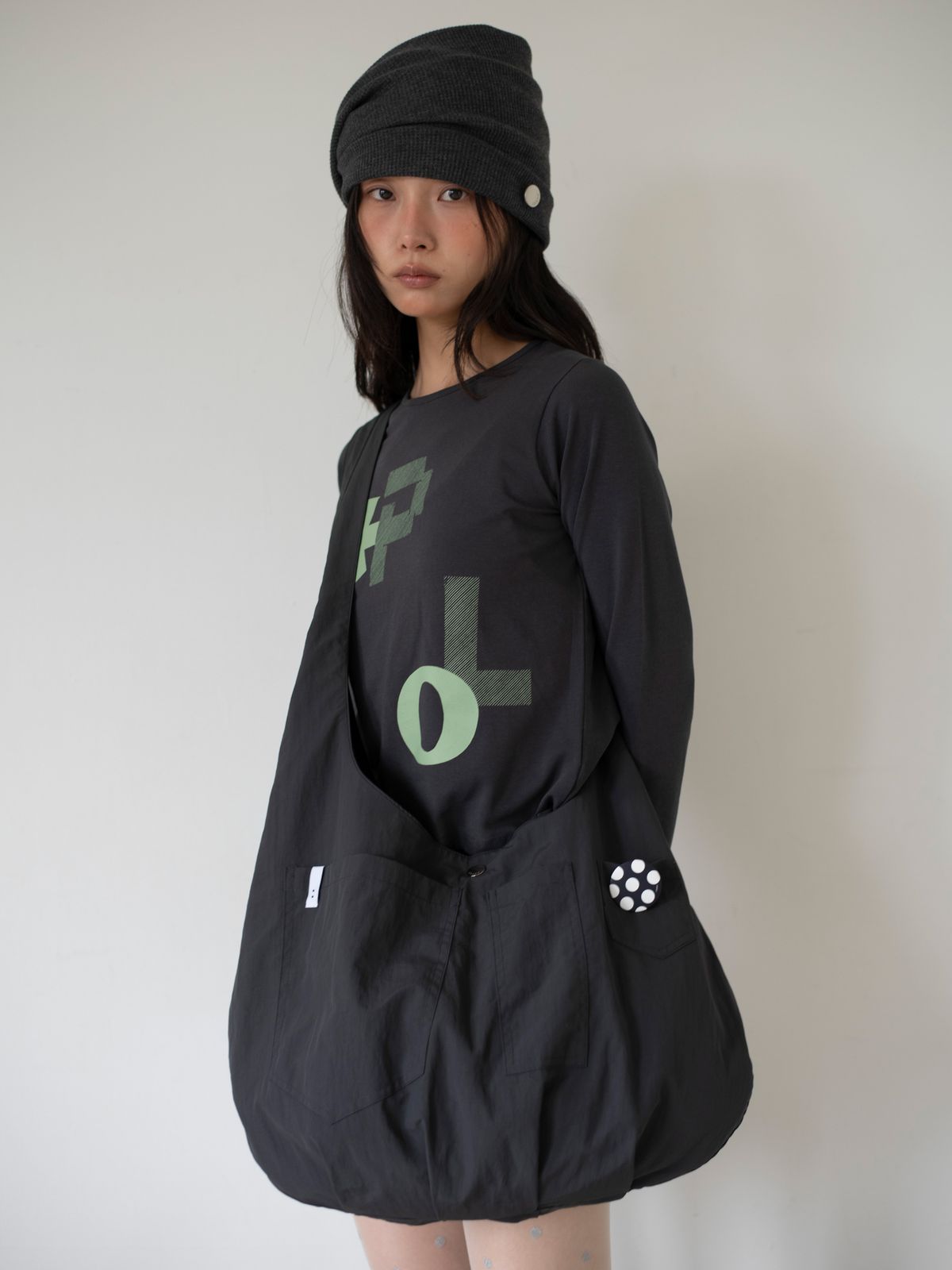 온스카(ONSKA) REVERSIBLE POCKET BAG (BLACK & CHARCOAL)