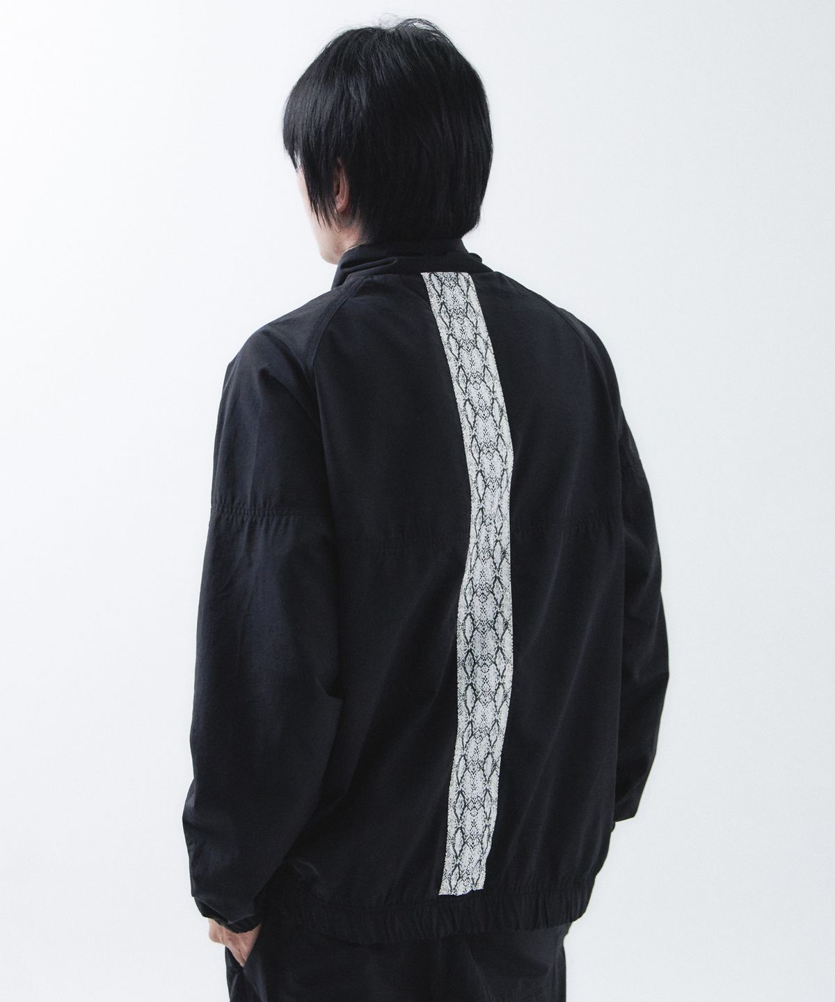 이브인더월드(EVEINTHEWORLD) VIPER SHELL JACKET BLACK