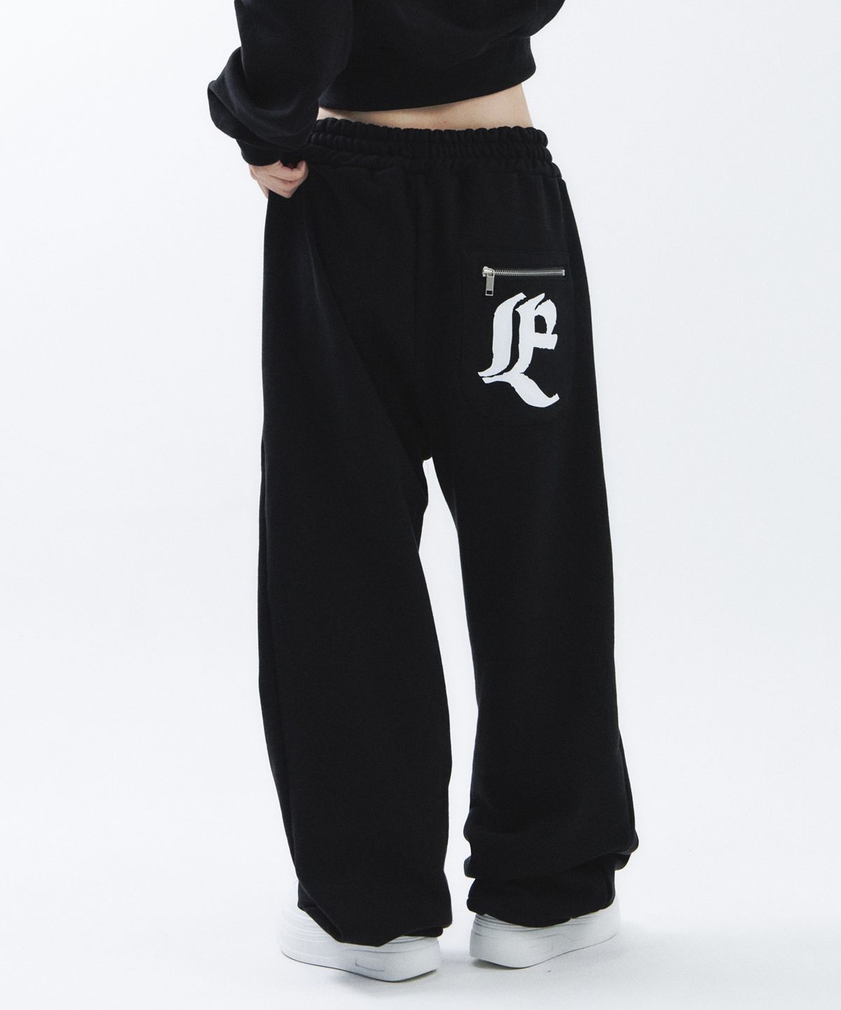 이브인더월드(EVEINTHEWORLD) TRIPLE ZIP SWEATPANTS BLACK