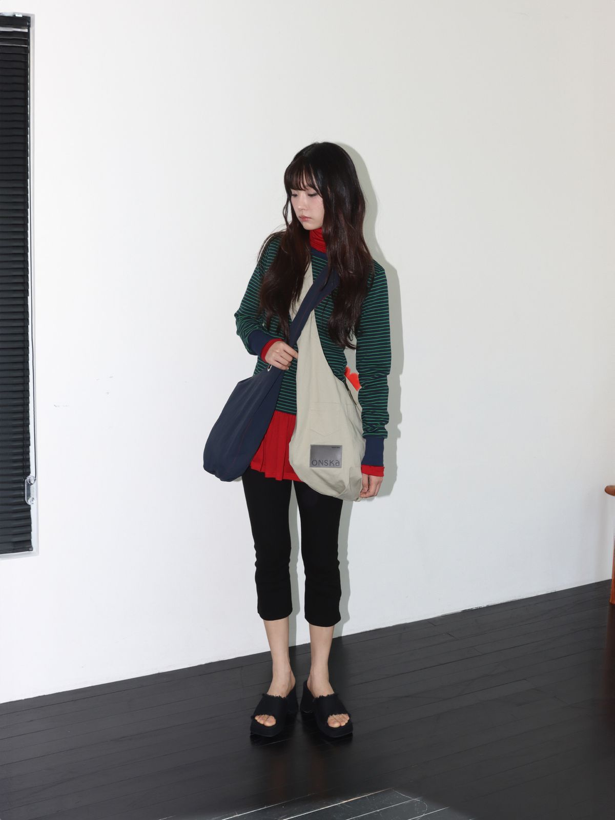 온스카(ONSKA) REVERSIBLE POCKET BAG (BEIGE & KHAKI)