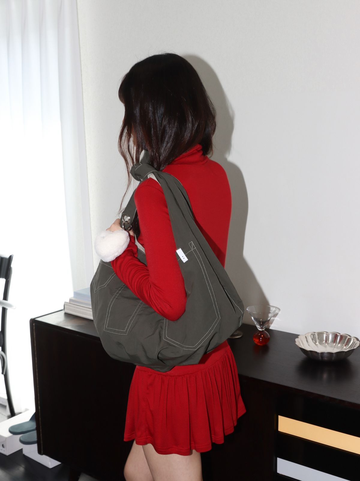 온스카(ONSKA) REVERSIBLE POCKET BAG (BEIGE & KHAKI)