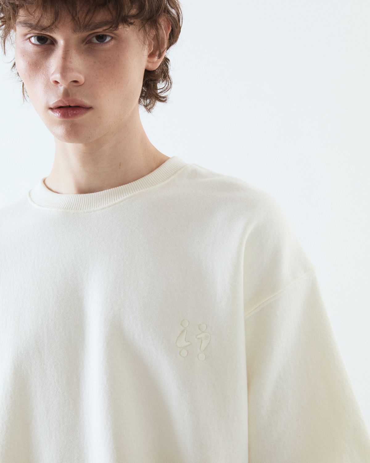 디앤드퀘스천(THEENDQUESTION) Half crewneck sweatshirt / IVORY