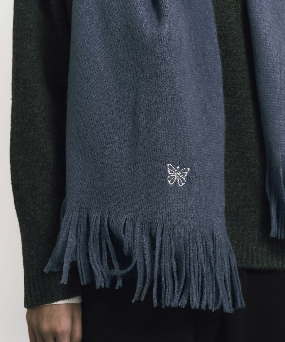 닉앤니콜(NICK&NICOLE) BUTTERFLY EMBROIDERED FRINGE MUFFLER_BLUE