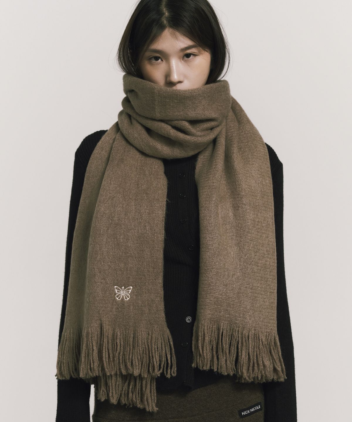 닉앤니콜(NICK&NICOLE) BUTTERFLY EMBROIDERED FRINGE MUFFLER_BROWN