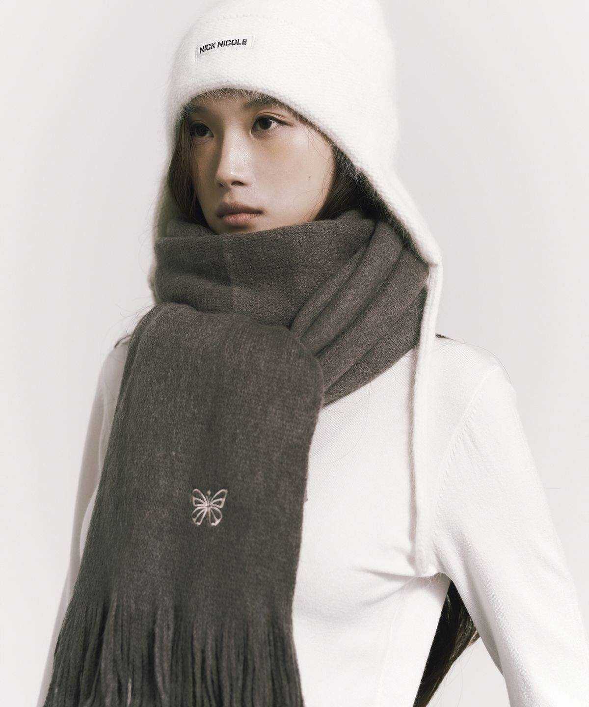 닉앤니콜(NICK&NICOLE) BUTTERFLY EMBROIDERED FRINGE MUFFLER_CHARCOAL