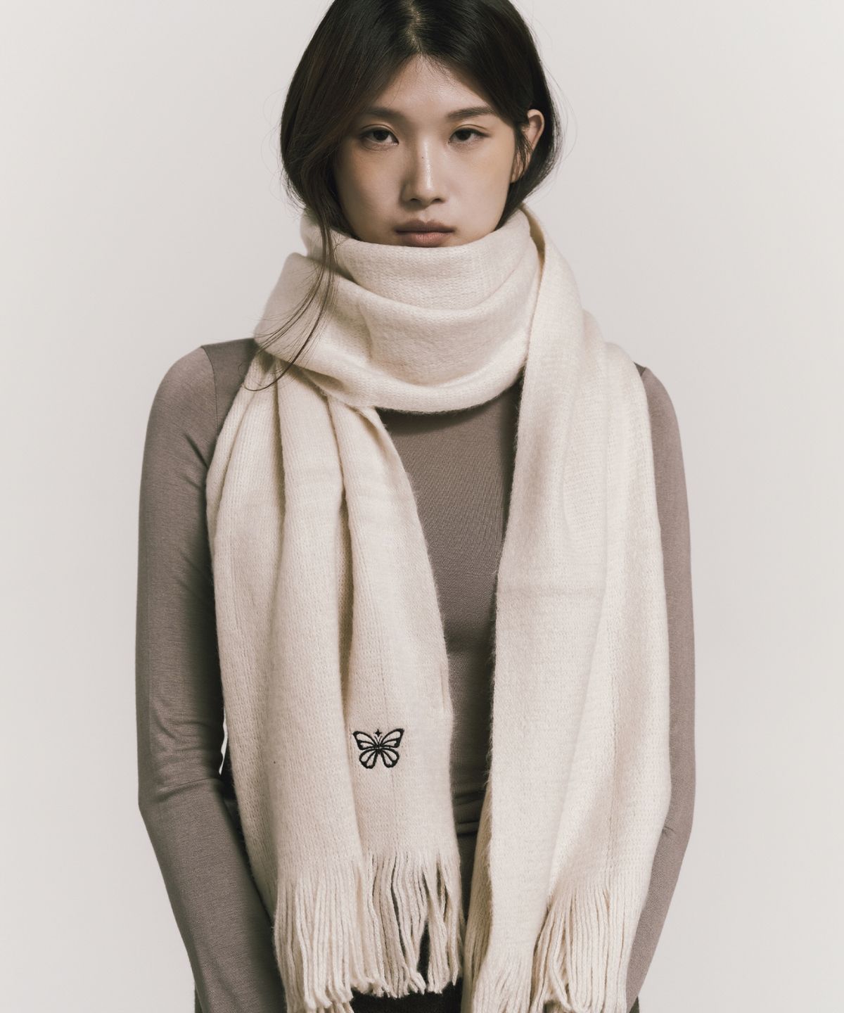 닉앤니콜(NICK&NICOLE) BUTTERFLY EMBROIDERED FRINGE MUFFLER_IVORY