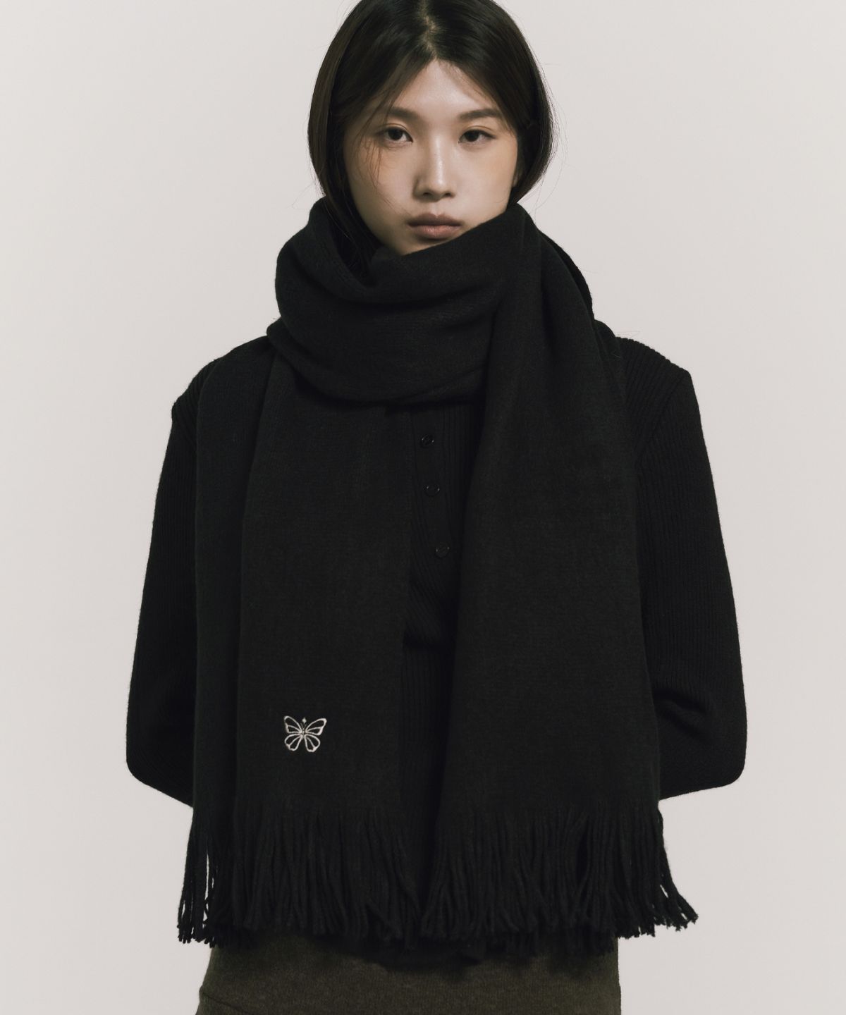 닉앤니콜(NICK&NICOLE) BUTTERFLY EMBROIDERED FRINGE MUFFLER_BLACK