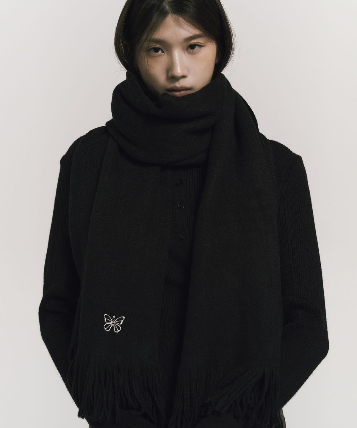 닉앤니콜(NICK&NICOLE) BUTTERFLY EMBROIDERED FRINGE MUFFLER_BLACK