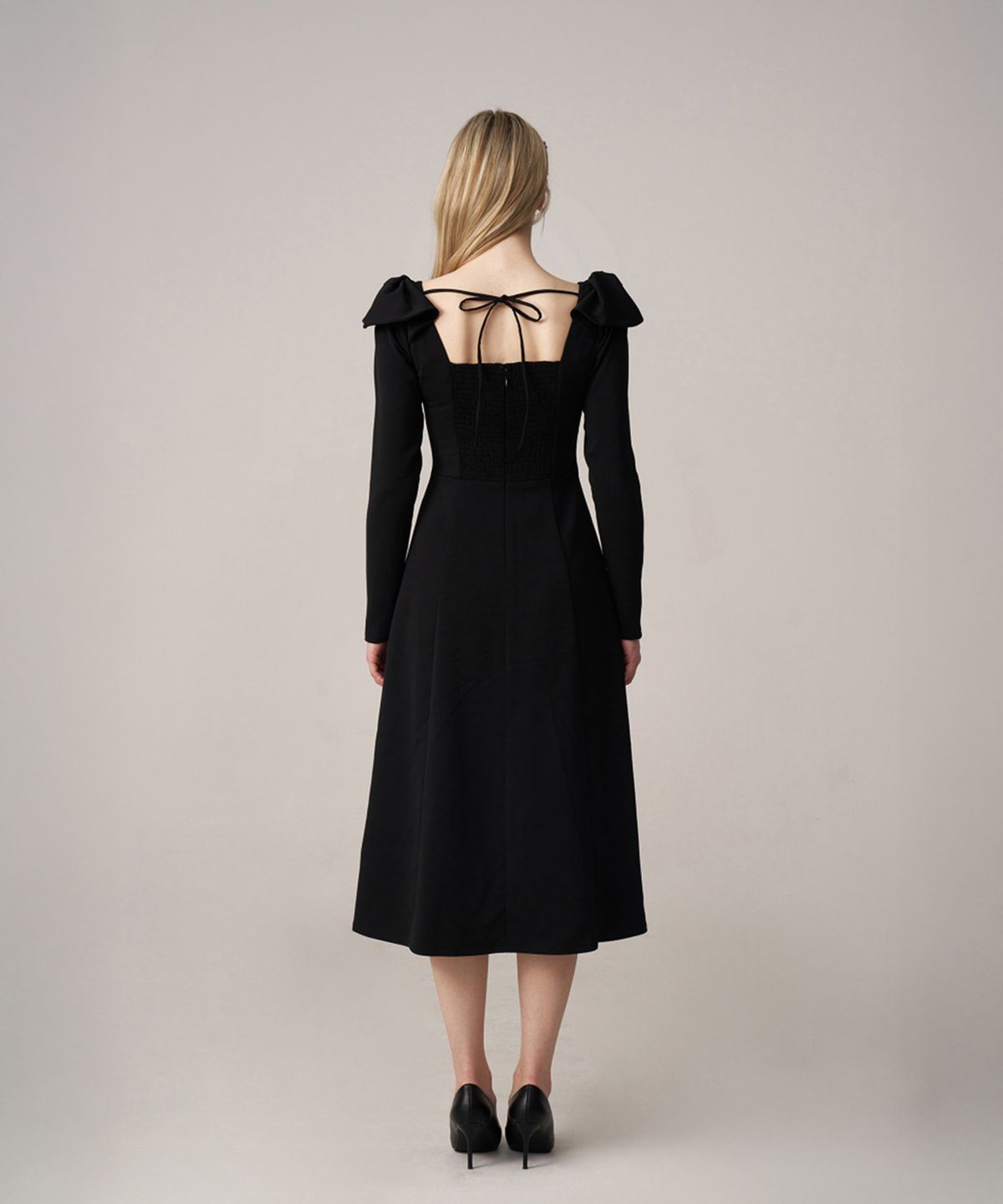 스쿠스퀘어(SQUSQUARE) Audrey ribbon dress_Classic Black