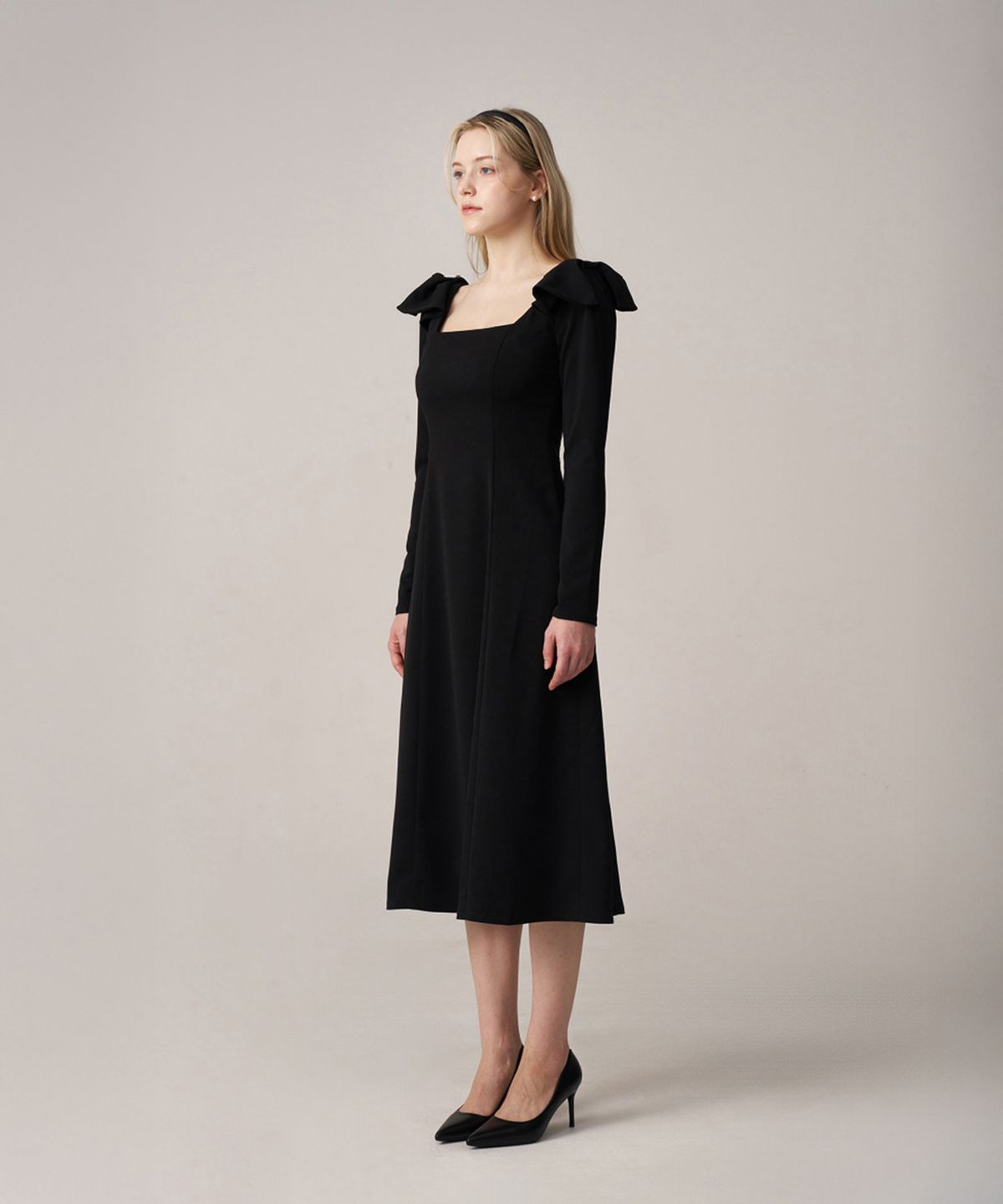 스쿠스퀘어(SQUSQUARE) Audrey ribbon dress_Classic Black