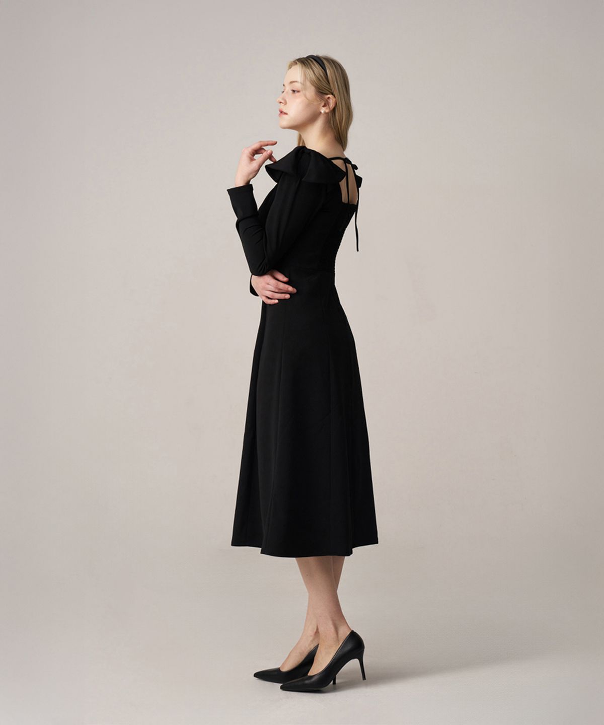 스쿠스퀘어(SQUSQUARE) Audrey ribbon dress_Classic Black