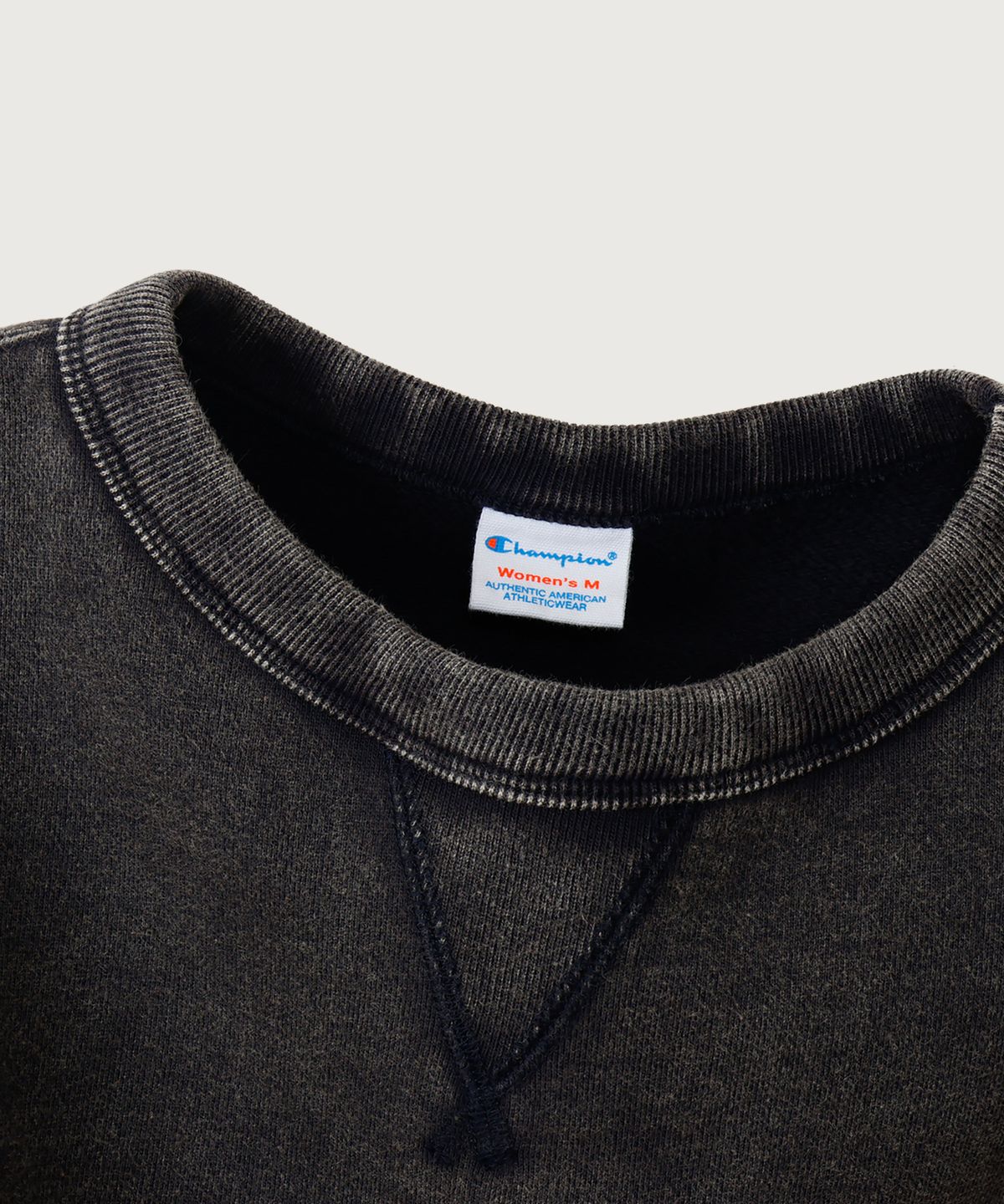 챔피온(CHAMPION) 여성 빈티지 워싱 루즈핏 기모 스웨트셔츠 Off Black