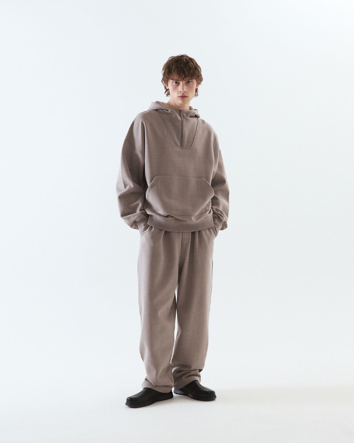 디앤드퀘스천(THEENDQUESTION) Pigment wide training pants / BEIGE