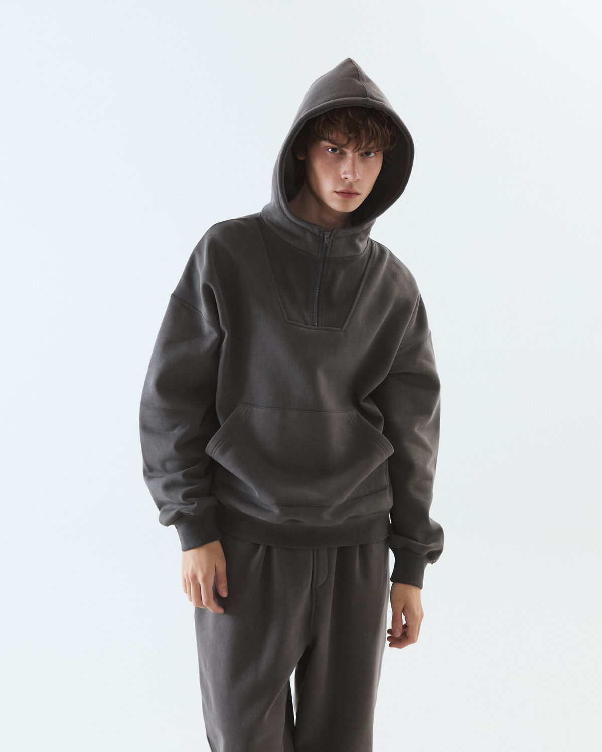 디앤드퀘스천(THEENDQUESTION) Pigment hooded half-zip t-shirt / DARK GRAY
