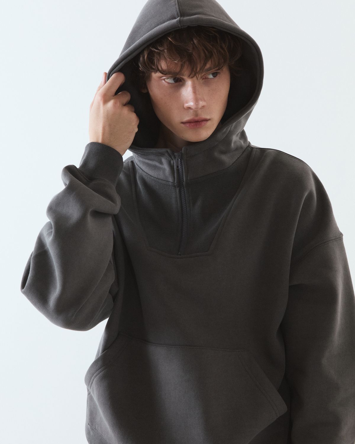 디앤드퀘스천(THEENDQUESTION) Pigment hooded half-zip t-shirt / DARK GRAY