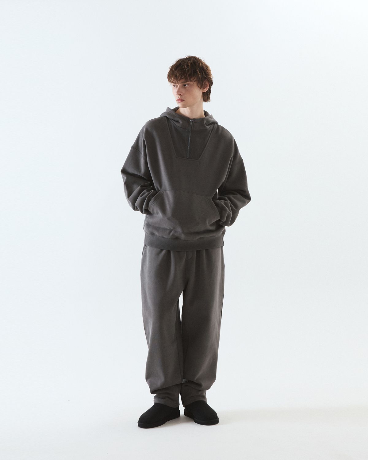 디앤드퀘스천(THEENDQUESTION) Pigment hooded half-zip t-shirt / DARK GRAY