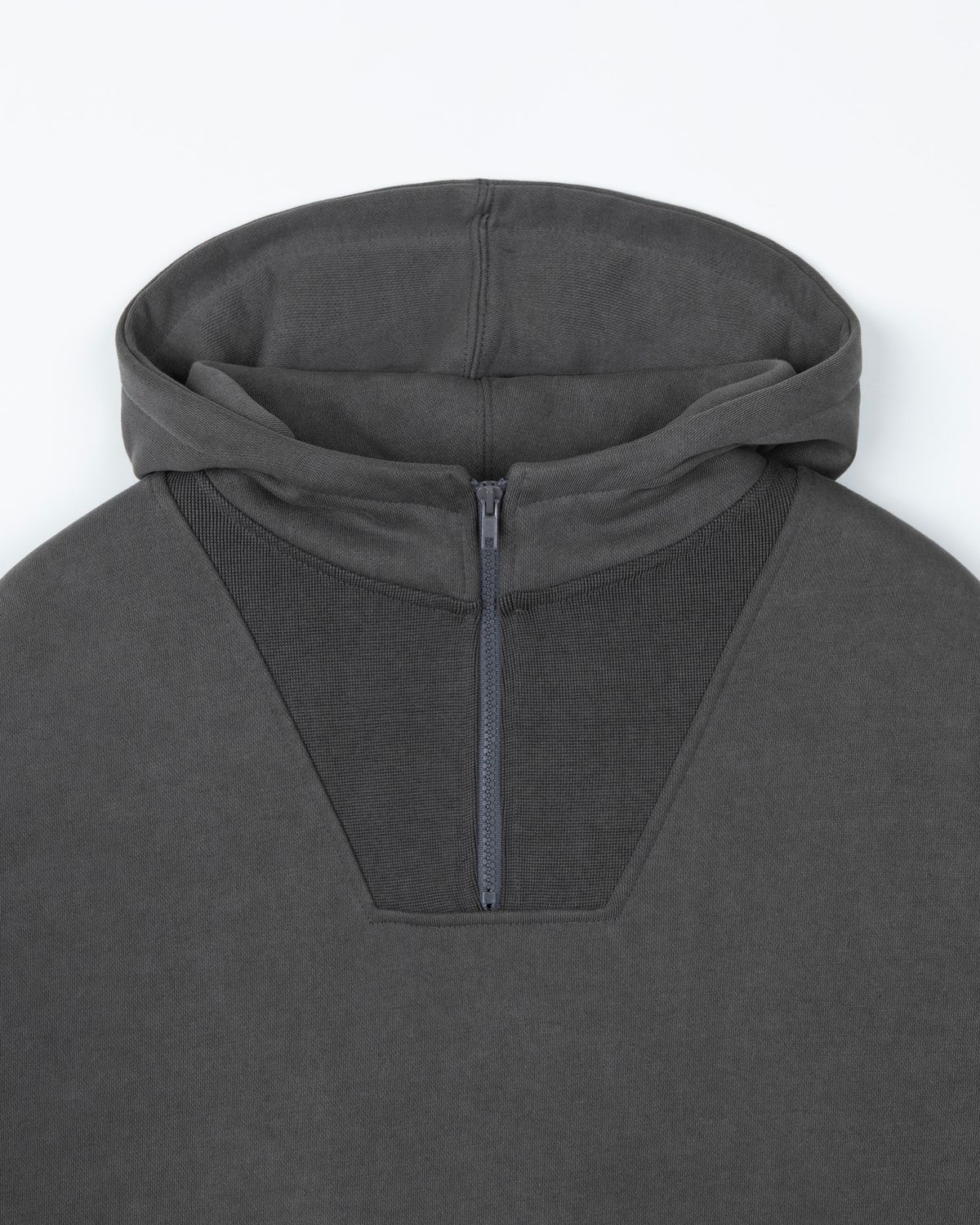 디앤드퀘스천(THEENDQUESTION) Pigment hooded half-zip t-shirt / DARK GRAY