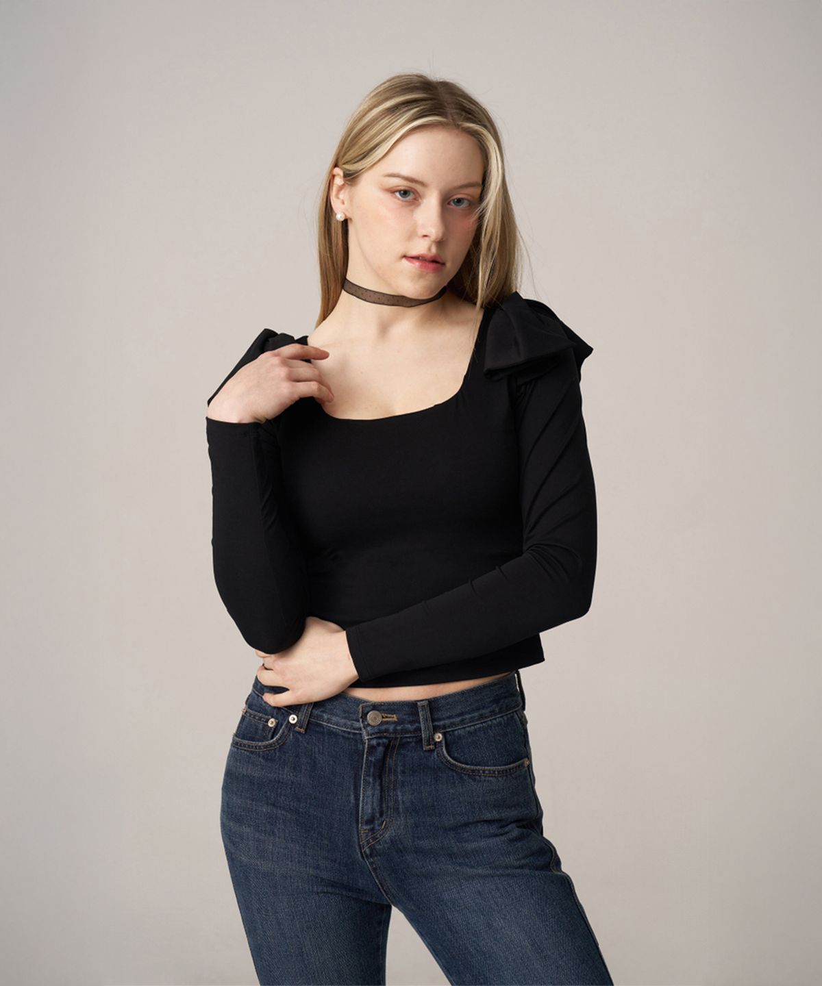 스쿠스퀘어(SQUSQUARE) Audrey Ribbon T-Shirt_Noir Black