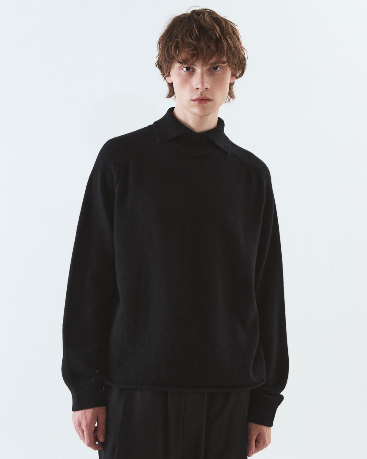 디앤드퀘스천(THEENDQUESTION) Turtle crop knit top / BLACK