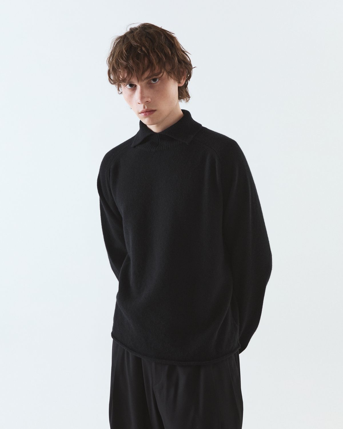 디앤드퀘스천(THEENDQUESTION) Turtle crop knit top / BLACK