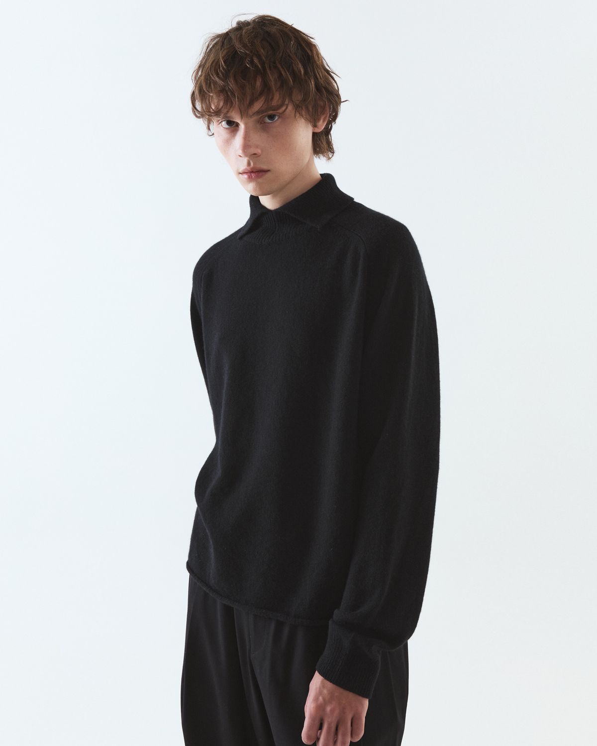 디앤드퀘스천(THEENDQUESTION) Turtle crop knit top / BLACK