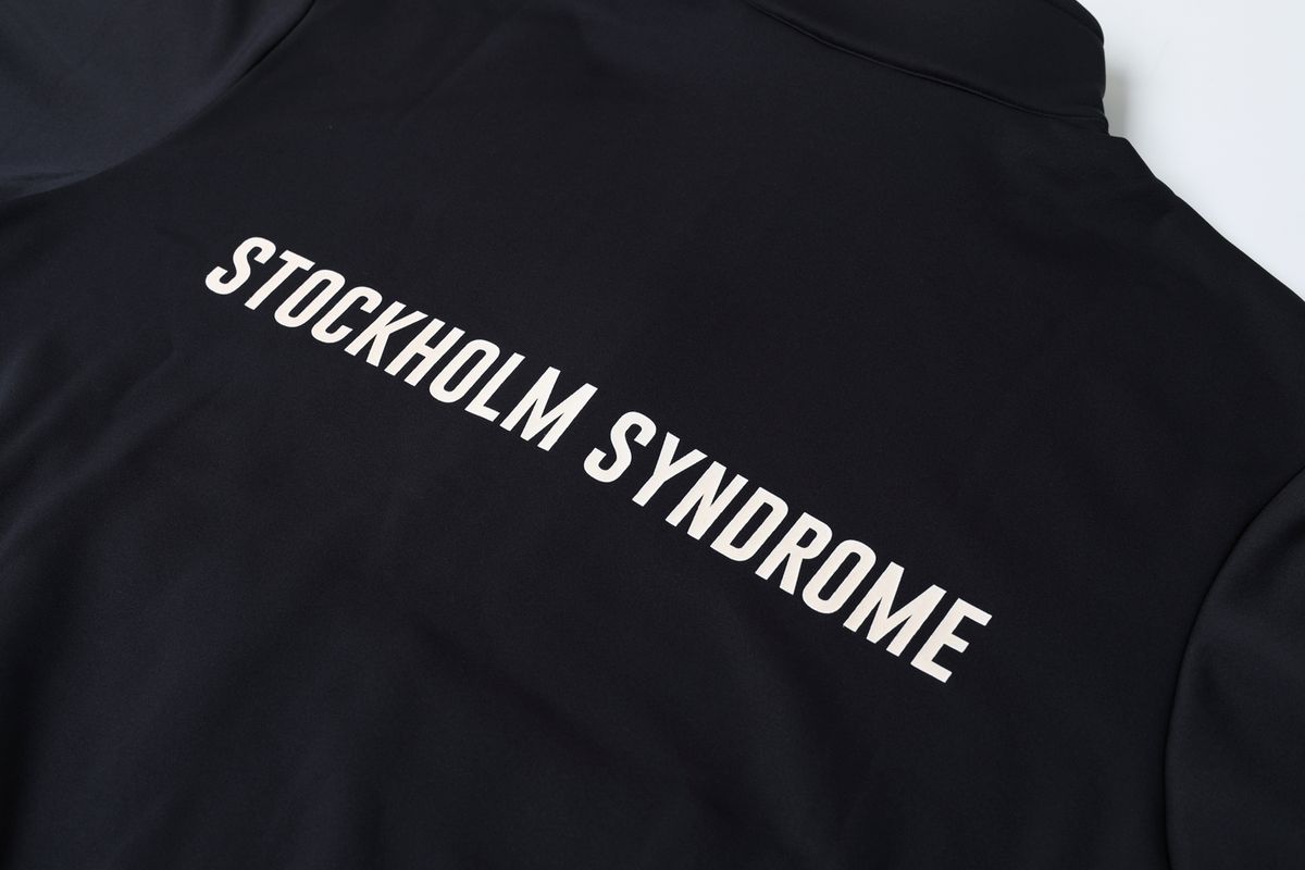 스톡홀름 신드롬(STOCKHOLM SYNDROME) 로고 트랙 자켓 - 블랙