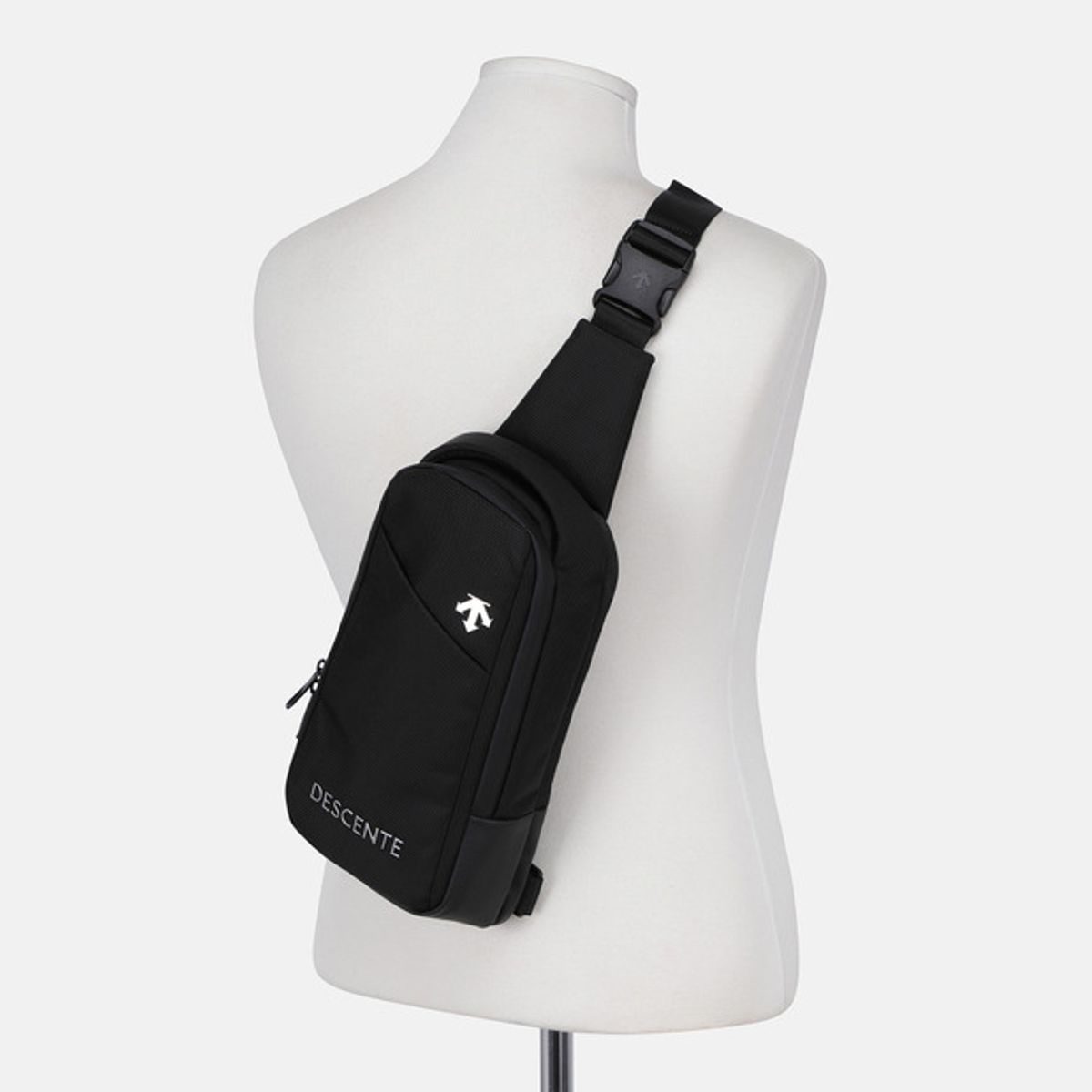 데상트(DESCENTE) 미디움 하디 슬링백 블랙 SR123UBG11