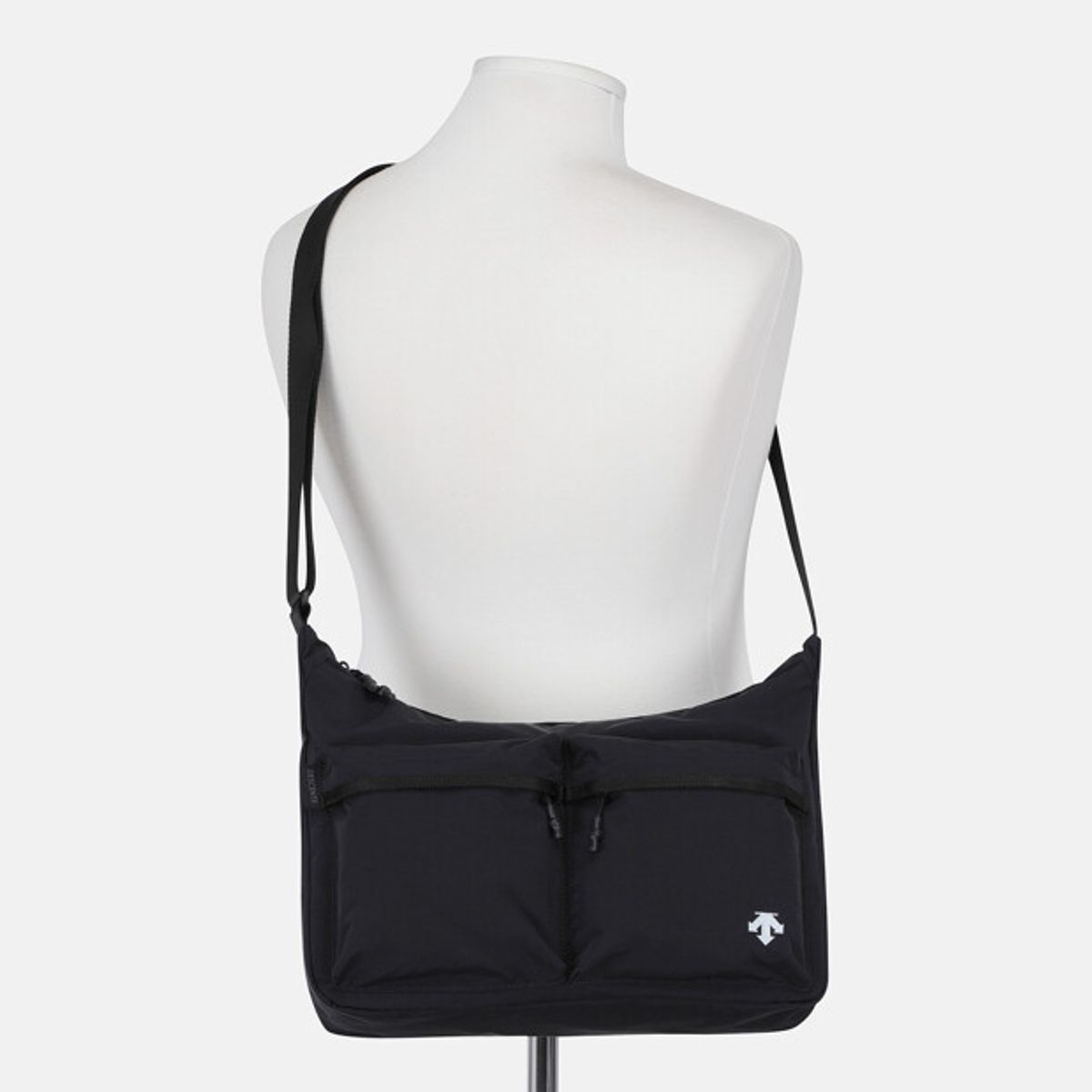 데상트(DESCENTE) 미디움 경량 호보백 블랙 SR123UBG16