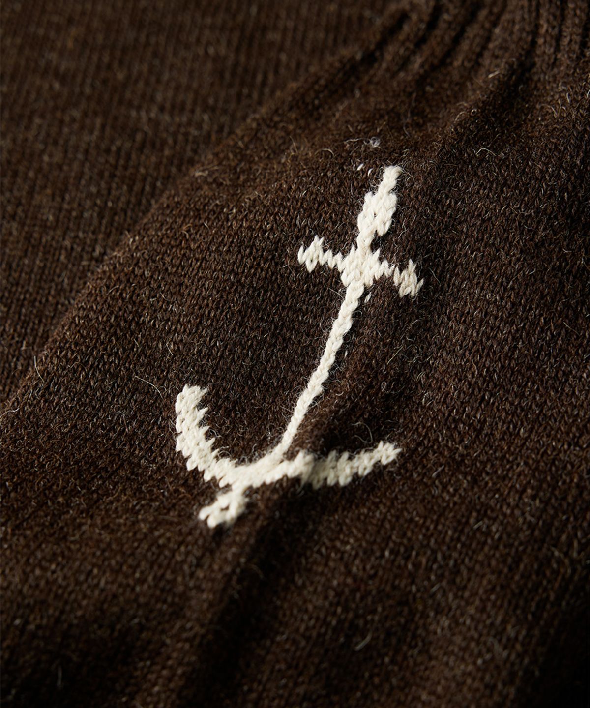 건지 울른스(Guernsey Woollens) 크루넥 홀가먼트 스웨터 - 다크 브라운