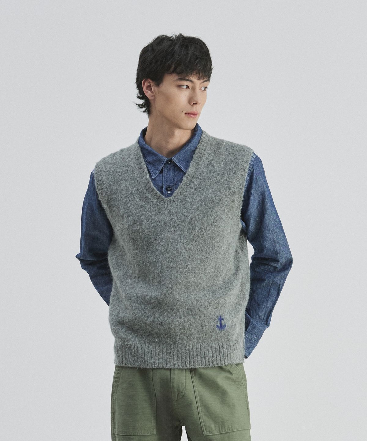 건지 울른스(Guernsey Woollens) 셔틀랜드울 브이넥 베스트 - 브러쉬드 그레이