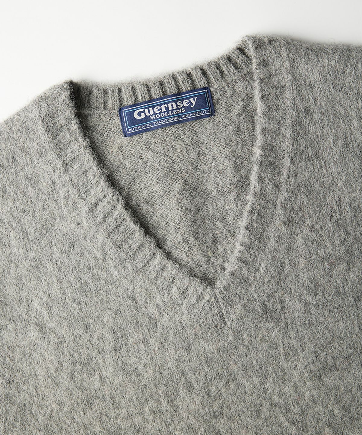 건지 울른스(Guernsey Woollens) 셔틀랜드울 브이넥 베스트 - 브러쉬드 그레이