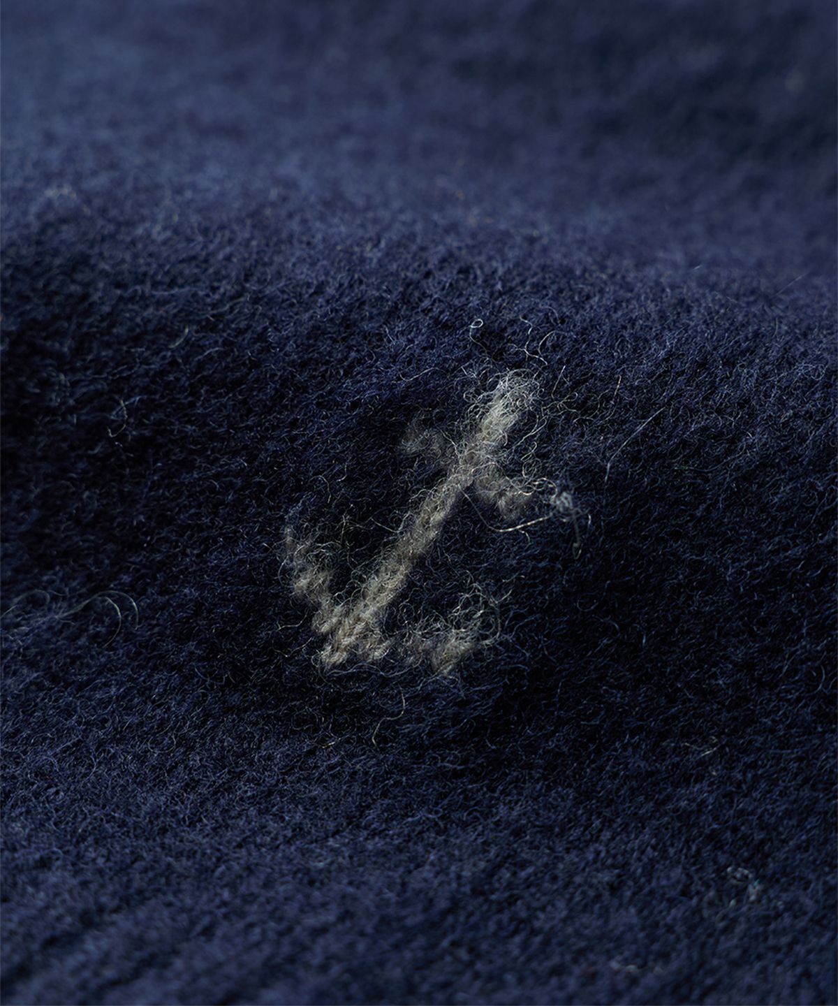 건지 울른스(Guernsey Woollens) 셔틀랜드울 브이넥 베스트 - 브러쉬드 네이비