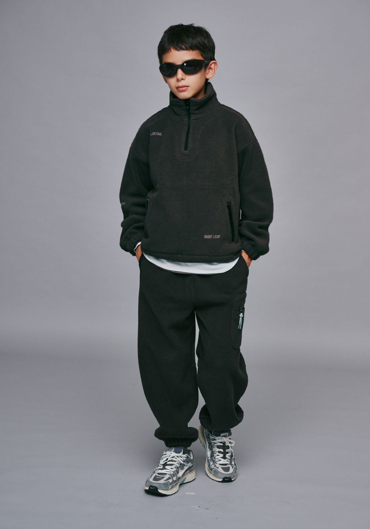 블루테일(BLUETAIL) AZI1TS02CG 차콜그레이 플리스 하프집업 아노락 맨투맨