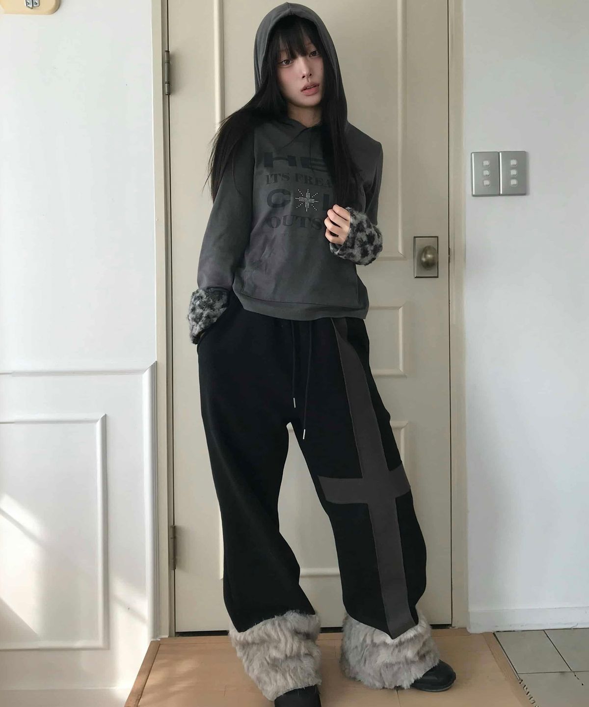 러브이즈트루(LUVISTRUE) EV FUR TRIM TRAINING PANTS(BLACK)
