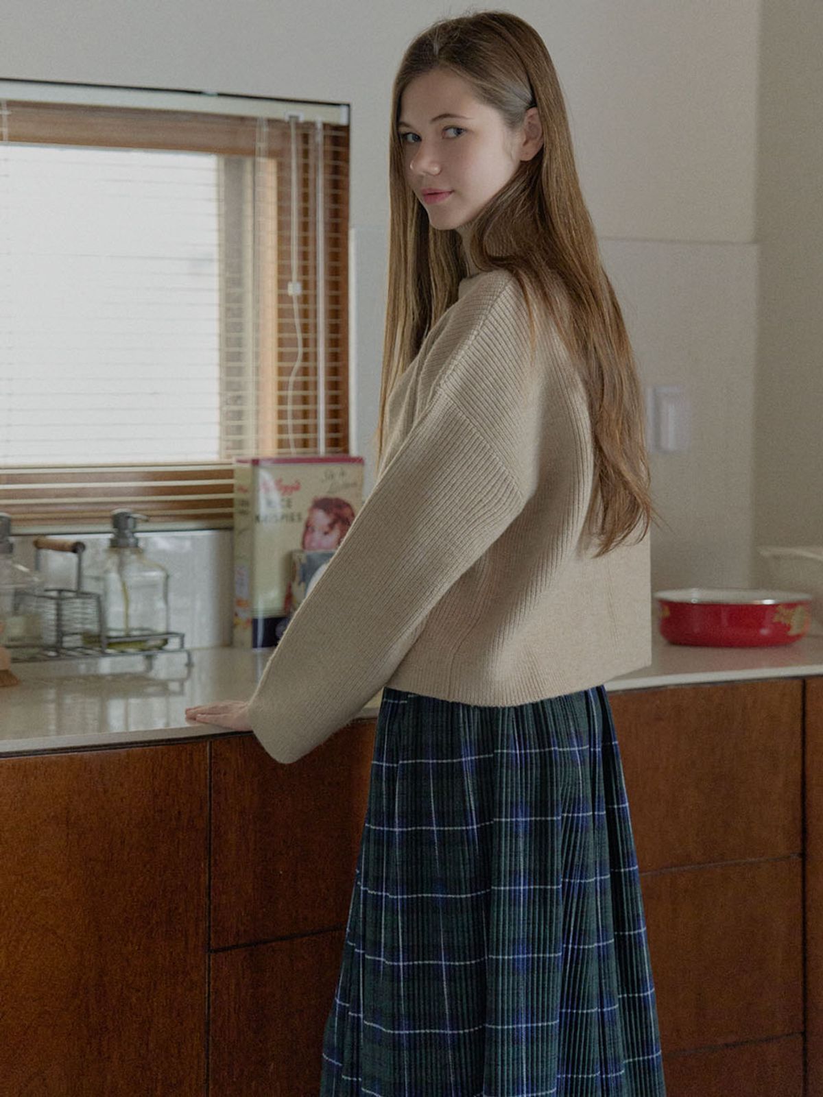 아방(AVANT-G) Turtleneck Crop Knit Pullover - BEIGE