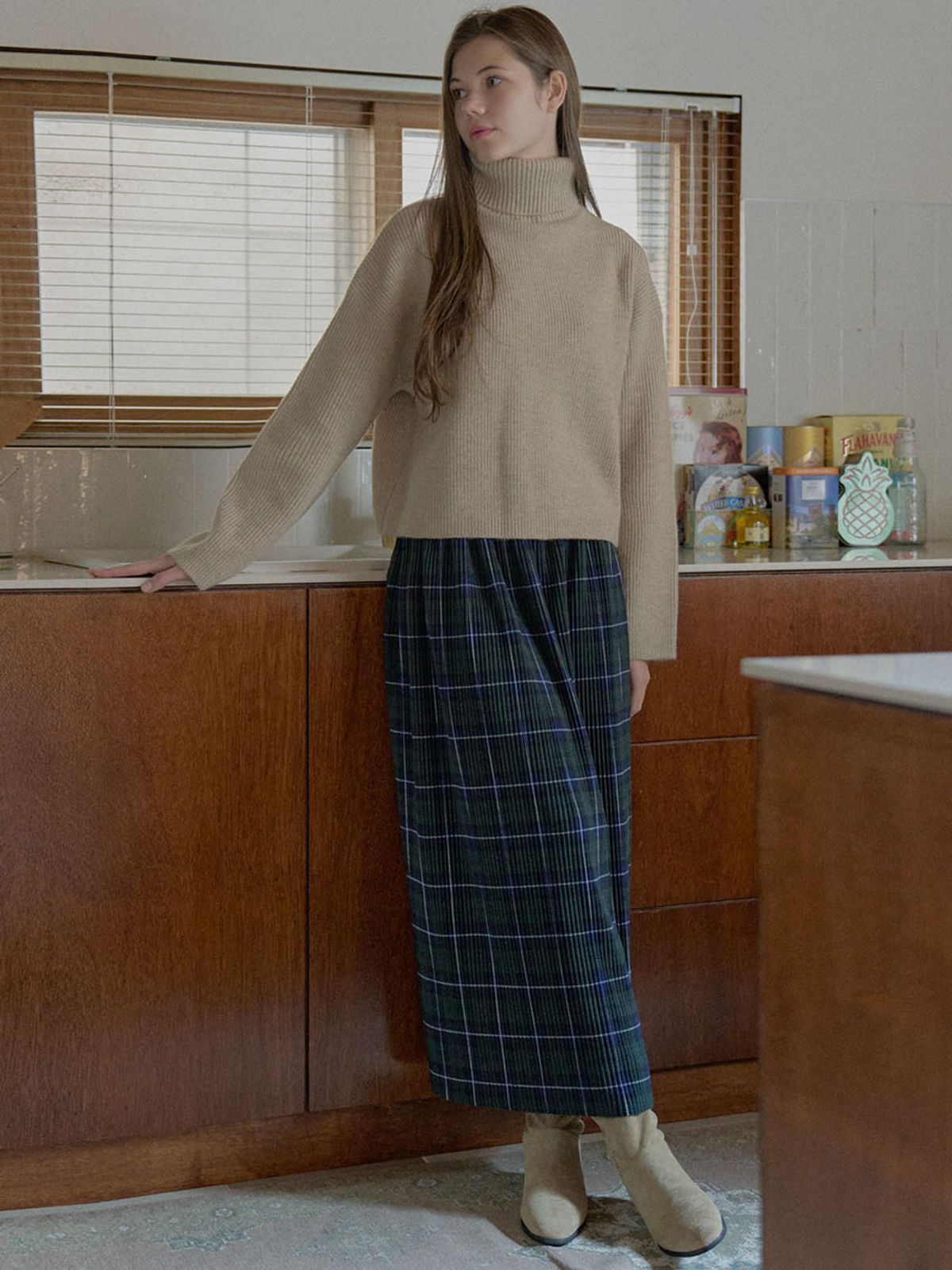 아방(AVANT-G) Turtleneck Crop Knit Pullover - BEIGE