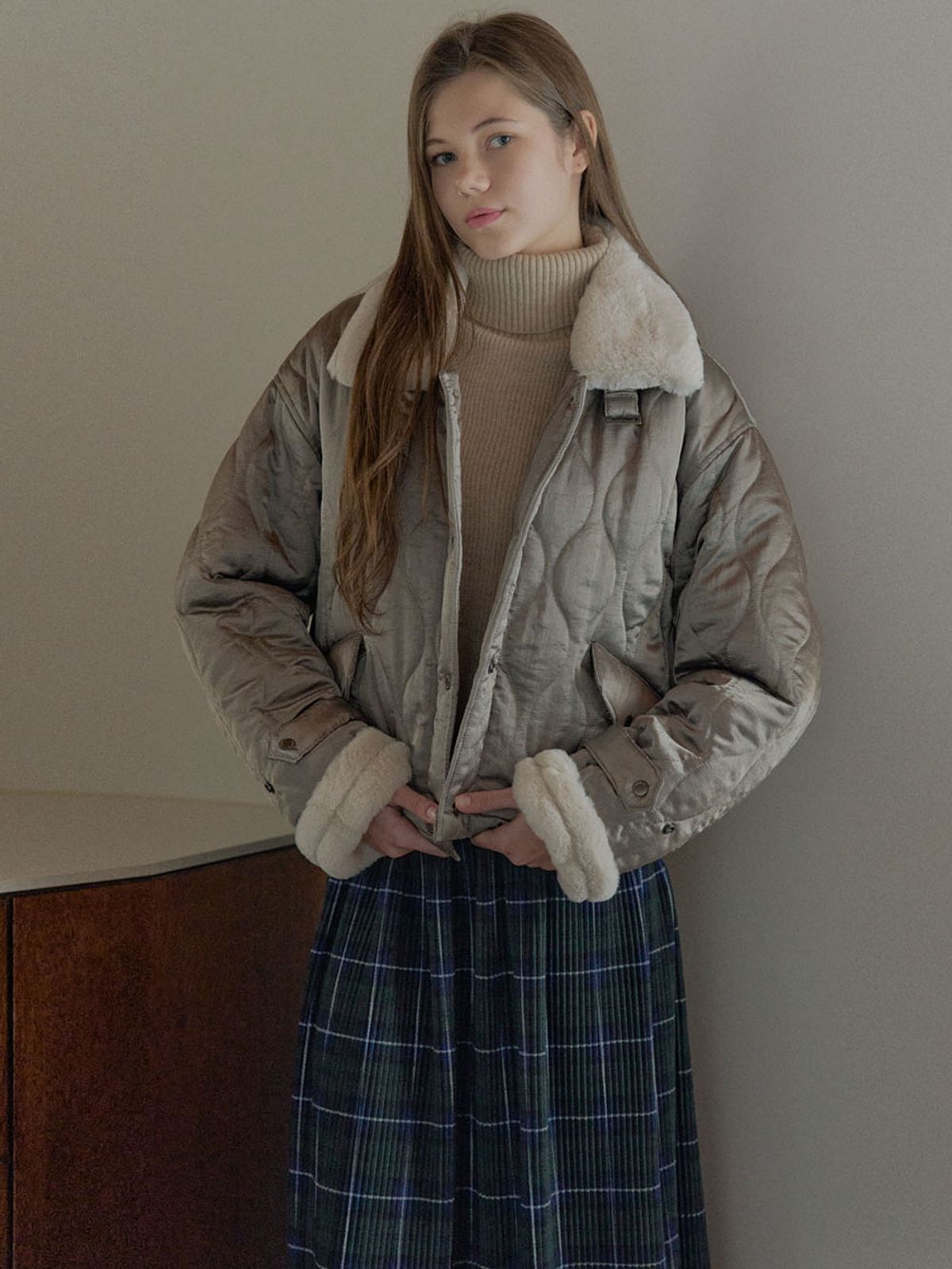 아방(AVANT-G) Turtleneck Crop Knit Pullover - BEIGE